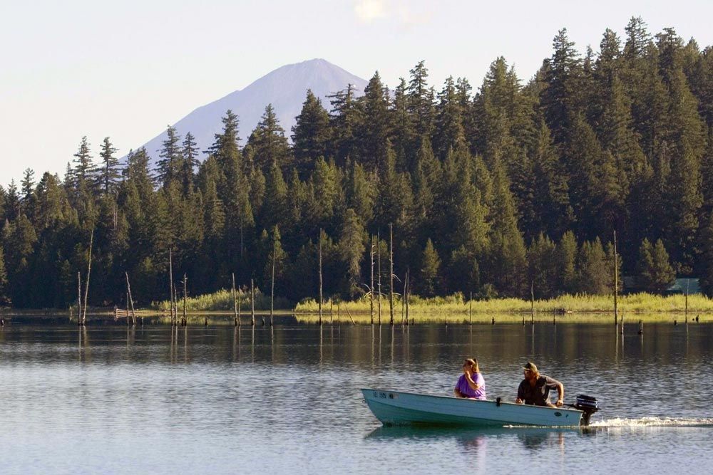 couple in fishing boat on Hyatt Lake